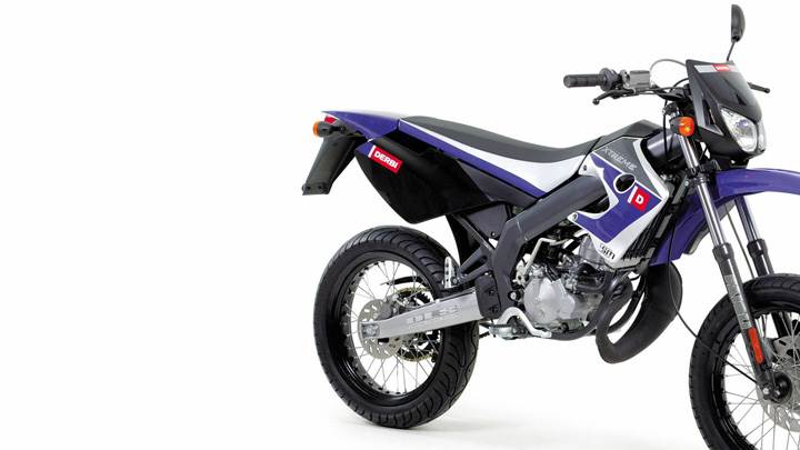 Derbi Smrd Xtreme In Blue Side Pose And Whiite Background